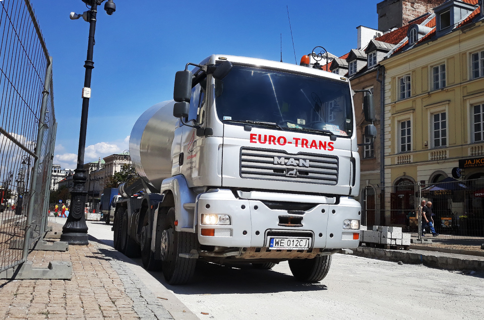 EURO-TRANS  dysponuje taborem betonomieszarek o pojemności: 7 m3, 9 m3 i 10 m3.