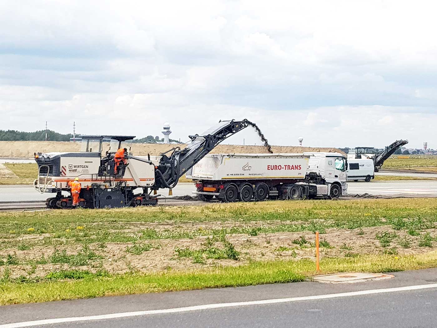 Transport kruszyw przez EURO - TRANS na lotnisku Chopina w Warszawie